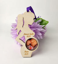 Charger l'image dans la galerie, Une décoration en bois avec une Femme enceinte en bois de Concepts 3DG Inc., présentant un fond floral violet et une petite photo d'un bébé, gravée avec les phrases "amour fate 202".
