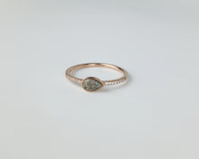 Charger l'image dans la galerie, La Bague Goutte de vie de MONA fine joaillerie est une bague personnalisée en or rose, ornée d'une pierre grise en forme de poire et de petits zircons clairs le long de l'anneau, sur fond blanc uni.