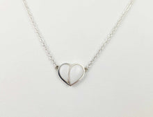 Charger l'image dans la galerie, Le Collier Nourri-Source 10 mm de MONA joaillerie fine est un délicat collier en argent doté d'un pendentif en forme de cœur ouvert. Le cœur symétrique présente un côté gauche légèrement plus épais et un côté droit plus fin, lui conférant un look moderne et minimaliste. La chaîne simple et torsadée complète parfaitement le pendentif.