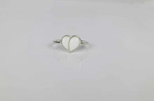 Charger l'image dans la galerie, Une Bague Nourri-Source de MONA fine joaillerie est centrée sur un fond blanc uni. La bague en argent présente un design en forme de cœur fait d'un matériau blanc lisse et possède un anneau simple et sans fioritures.