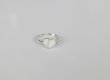 Charger l'image dans la galerie, Une bague en argent de MONA fine joaillerie avec un motif blanc en forme de cœur sur son dessus repose sur une surface unie gris clair. Le style minimaliste et élégant de la Bague Nourri-Source est mis en évidence sur le fond simple.