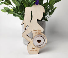 Charger l'image dans la galerie, Une décoration en bois personnalisée représentant la silhouette de Femme enceinte en bois avec des dates et des noms gravés, symbolisant l'anticipation d'une nouvelle arrivée, de Concepts 3DG Inc.