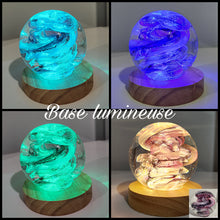 Charger l'image dans la galerie, Une collection de quatre sphères en verre Sphère Lactée aux motifs tourbillonnants complexes, chacune éclairée par le bas par une base éclairée, mettant en valeur une gamme de couleurs captivantes du Cueilleur de Verre.