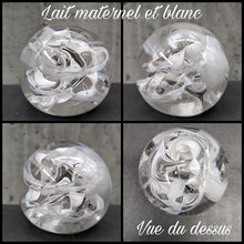 Charger l'image dans la galerie, Quatre vues différentes d'une Sphère Lactée en verre artistique avec des tourbillons blancs à l'intérieur, représentant des cendres, présentées sur un fond gris. Marque : Le Cueilleur de Verre.