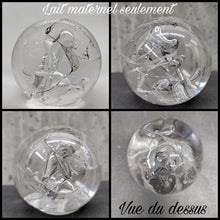 Charger l'image dans la galerie, Un presse-papier Sphère Lactée aux motifs floraux complexes, présenté sous quatre angles différents, dont une vue de dessus. Le texte français « lait seulement maternel » fait allusion à un lien avec la maternité, peut-être une métaphore. Réalisé par Le Cueilleur de Verre.