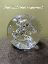 Charger l'image dans la galerie, Un globe en verre avec des inclusions métalliques et de bulles complexes, élégamment mis en valeur sur un fond vert tendre, devient une Sphère Lactée de Le Cueilleur de Verre avec la même composition détaillée.