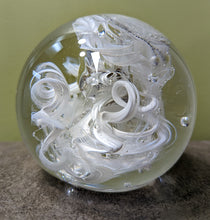 Charger l'image dans la galerie, Un presse-papier Sphère Lactée de Le Cueilleur de Verre avec des tourbillons et des bulles blanches complexes, capturant une esthétique de tourbillon glacé, enfermant désormais également des cendres pour une résonance émotionnelle plus profonde.