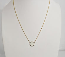 Charger l'image dans la galerie, Une chaîne dorée simple et élégante avec un collier Cabella affiché sur un buste de mannequin blanc de la marque MONA joaillerie fine.