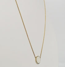 Charger l'image dans la galerie, Un délicat collier Collier Cabella avec un simple pendentif rond sur fond blanc de MONA joaillerie fine.