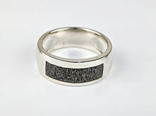 Charger l'image dans la galerie, Une bague Bague Horizon de MONA fine joaillerie avec des inclusions et une incrustation texturée sur fond blanc.