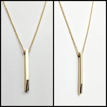 Charger l'image dans la galerie, Une image diptyque présentant un délicat collier en or avec un simple pendentif barre, représenté sur un fond blanc et épuré. Le Pendentif Aiden de MONA joaillerie fine ajoute un charme impeccable à la présentation globale.
