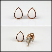 Charger l'image dans la galerie, Les élégantes boucles d'oreilles Gouttes avec incrustation blanche et monture dorée rose, présentées de face et de côté, sont une création signature de MONA fine joaillerie.