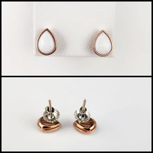 Charger l'image dans la galerie, Élégantes boucles d'oreilles MONA fine joaillerie Boucles d'oreilles Gouttes en forme de larme avec détails en or rose sur le dessus, présentées sur un support blanc sur fond blanc.
