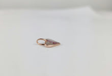 Charger l'image dans la galerie, Le Pendentif Mini Coeur de MONA fine joaillerie, un petit pendentif en forme de cœur avec une bordure en or rose 10k et de délicates inclusions de fleurs roses, repose sur une surface blanche et lisse.