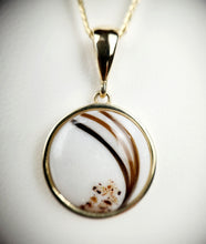 Charger l'image dans la galerie, Un élégant Pendentif Cabella au design marbré blanc et marron, suspendu à une fine chaîne dorée de MONA fine joaillerie, mis en valeur sur un fond blanc doux.