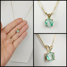 Load image into Gallery viewer, Un collage photo d'un Pendentif Solitaire Éternel de MONA fine joaillerie, comprenant une chaîne en or 10 carats avec un pendentif en pierre précieuse verte. L'image de gauche montre le collier tenu dans une main pour référence de taille. L'image en haut à droite est un gros plan du pendentif et l'image en bas à droite montre les détails complexes du bijou.