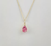 Load image into Gallery viewer, Le Pendentif Goutte Éternelle de MONA fine joaillerie présente une pierre précieuse rose en forme de goutte d'eau dans une simple monture à trois griffes sur une délicate chaîne en or 10 carats, présentée sur un fond blanc uni.