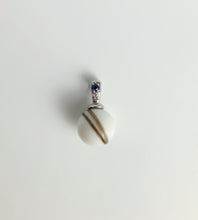 Charger l'image dans la galerie, Un élégant Pendentif Double Zircon doté d'une pierre blanche polie à bandes rehaussée d'une pierre précieuse bleue étincelante sertie dans une simple bélière métallique par MONA fine joaillerie.