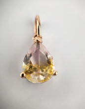 Load image into Gallery viewer, Un gros plan du Pendentif Goutte Éternelle de la joaillerie fine MONA révèle une pierre précieuse en forme de poire avec un joli dégradé du jaune au clair. Elle est élégamment sertie dans une boucle en or 10 carats, et ses facettes capturent et reflètent la lumière, soulignant sa clarté et ses transitions de couleurs sur un fond neutre.