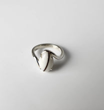 Charger l'image dans la galerie, Une élégante bague en argent avec une pierre précieuse ovale Bague Cynthia sur un fond blanc uni.