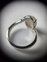 Charger l'image dans la galerie, Un gros plan d'une bague Bague Cynthia avec une perle sertie dans une monture à griffes, présentée sur un fond blanc flou, mettant en valeur son design élégant et le savoir-faire de MONA fine joaillerie.