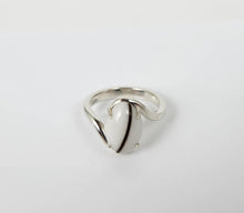 Charger l'image dans la galerie, Une élégante Bague Cynthia en argent de MONA fine joaillerie avec un design torsadé élégant, avec une singulière pierre blanche brillante sertie entre ses extrémités tourbillonnantes.