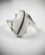 Charger l'image dans la galerie, Une élégante bague en argent de MONA fine joaillerie mettant en vedette la Bague Cynthia, présentée sur un fond flou.