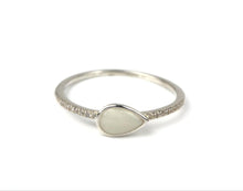 Charger l'image dans la galerie, La Bague Goutte de vie de MONA fine joaillerie présente une pierre blanche opaque en forme de poire sertie dans de l'argent, rehaussée de petits zircons le long d'une fine bande, présentée sur un fond blanc uni.