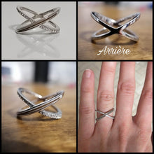 Charger l'image dans la galerie, Un collage présentant une élégante bague Bague Crossover de MONA fine joaillerie, sous plusieurs angles, avec une image représentant la bague élégamment portée au doigt.