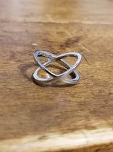 Charger l'image dans la galerie, Une bague Bague Crossover en argent de MONA fine joaillerie, ornée de zircons couleur diamant, magnifiquement sertis sur une surface chaude en bois, symbolisant l'amour sans fin.
