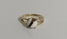 Charger l'image dans la galerie, Une Bague Angélique personnalisable en or, mettant en vedette une pierre centrale, de forme marquise, marron et blanche avec inclusions, flanquée