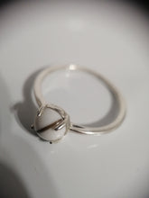 Charger l'image dans la galerie, Une bague en or solitaire Bague Unique avec une perle de 6mm unique, mise en valeur dans un simple bandeau métallique, présentée sur une surface blanche, met en valeur sa fine joaillerie MONA.