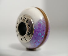 Charger l'image dans la galerie, Gros plan d'une Perle européenne au corps et à l'inclusion brillants et remplis de paillettes, inscrites de lettres pour les bracelets Bijoux La Précieuse.