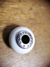 Charger l'image dans la galerie, Image en gros plan d'une petite Perle européenne circulaire avec des lettres en relief sur son périmètre, peut-être une partie des bracelets Pandora ou un tampon imprimé de Bijoux La Précieuse.