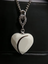 Charger l'image dans la galerie, Un élégant Pendentif Shawna en argent en forme de cœur avec une boucle étincelante du symbole de l'infini sur une chaîne, gracieusement présenté sur un fond sombre. (par Bijoux La Précieuse)