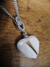 Charger l'image dans la galerie, Photo en gros plan d'un collier pendentif Shawna avec un symbole de l'infini intégré, posé sur une surface en bois. Le pendentif est réalisé en plaqué vermeil et incrusté de zircons par Bijoux La Précieuse.