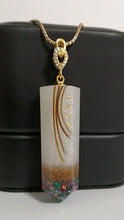 Charger l'image dans la galerie, Un élégant Pendentif Shawna de Bijoux La Précieuse avec des zircons scintillants avec un motif tourbillon doré, suspendu à une délicate chaîne plaquée or, affiché sur un fond noir.