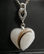 Charger l'image dans la galerie, Un pendentif Shawna en argent étincelant en forme de cœur avec une bélière en argent et zircons sur fond noir, respirant l'élégance et le romantisme par Bijoux La Précieuse.
