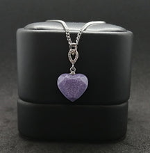 Charger l'image dans la galerie, Un collier pendentif Shawna violet, orné de zircons, élégamment présenté sur une vitrine noire. Marque : Bijoux La Précieuse.