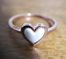Charger l'image dans la galerie, Un gros plan d'une Bague Coeur avec une surface réfléchissante sur un fond en bois, mettant en valeur le savoir-faire exquis de MONA fine joaillerie.