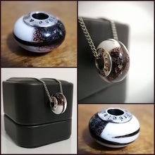 Charger l'image dans la galerie, Un collage mettant en scène un pendentif sphérique au design galaxie et inclusion Perle européenne qui s'ouvre pour être utilisé comme diffuseur d'huiles essentielles, exposé sous différents angles et avec son packaging signé Bijoux La Précieuse.
