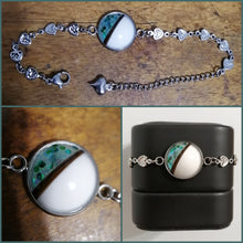 Charger l'image dans la galerie, Un collage de trois images présentant un bracelet chaîne en coeur de Bijoux La Précieuse avec une breloque circulaire contenant un motif de lait maternel et de cordon ombilical, et deux plus petites.
