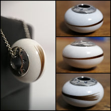 Charger l'image dans la galerie, Un montage de quatre vues rapprochées d'un pendentif sphérique blanc avec des rayures marron et un dessus métallique, mettant en valeur l'inclusion et la texture du bracelet Perle européenne sous différents angles de Bijoux La Précieuse.