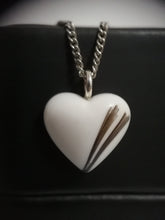 Charger l'image dans la galerie, Un Pendentif Oeillet avec un motif rayé unique suspendu à une chaîne en argent, mis en valeur sur un fond sombre par MONA fine joaillerie.