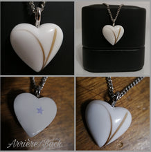 Charger l'image dans la galerie, Un collage présentant quatre vues d'un Pendentif Oeillet avec un emblème étoile argenté au dos, joliment contrasté sur un fond sombre et présenté sous différents angles, mettant en valeur la fine joaillerie MONA.