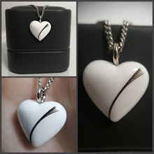 Charger l'image dans la galerie, Un collage mettant en valeur un Pendentif Oeillet avec un éclat métallique unique et un délicat détail fendu, soigneusement réalisé à la main par MONA fine joaillerie, présenté sur un fond sombre et mis en valeur sous différents angles.