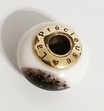 Charger l'image dans la galerie, Gros plan d'un petit objet décoratif avec un centre en métal doré inscrit « la précieuse », entouré d'une bague Perle européenne Luxe blanche et translucide, peut-être MONA fine joaillerie.