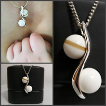 Charger l'image dans la galerie, Un collage de trois images mettant en valeur le Pendentif double perle "S" MONA fine joaillerie avec un design unique composé de perles arrondies bercées dans un tourbillon d'argent ou de métal. Chaque image capture le pendentif sous différents angles et sur différents arrière-plans.