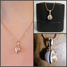 Charger l'image dans la galerie, Un collage de trois photos présentant un élégant collier pendentif Pendentif RG150 en or jaune ; l'image en haut à droite présente le collier avec son pendentif posé sur une boîte à bijoux noire, tandis que l'image de gauche présente le collier en contre-plongée. Nom de la marque : Bijoux La Précieuse