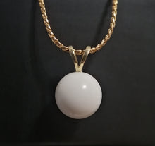Charger l'image dans la galerie, Un élégant pendentif Pendentif RG130 de Bijoux La Précieuse gracieusement suspendu à une chaîne en or jaune 14 carats sur un fond sombre.